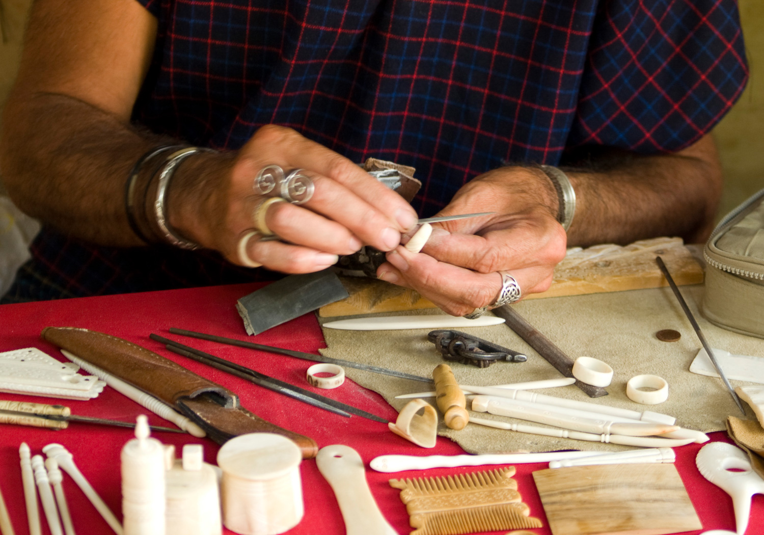 Artisan taille de l'os - bijoux en os