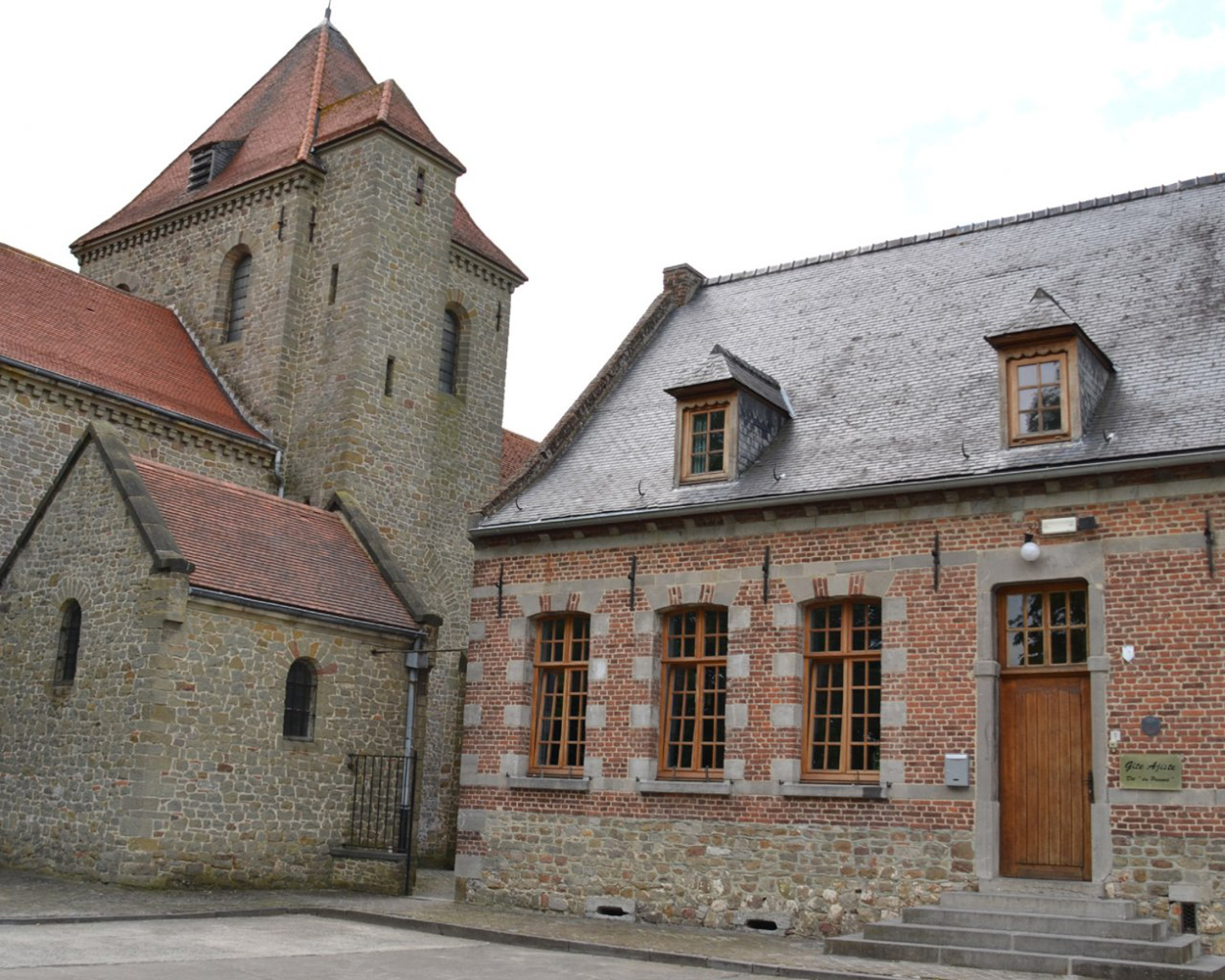 gîte ajiste extérieur entrée et église aubechies