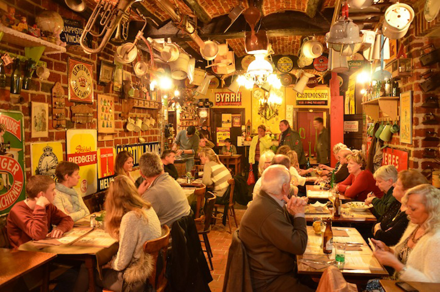 intérieur salle remplie taverne saint Géry crowded